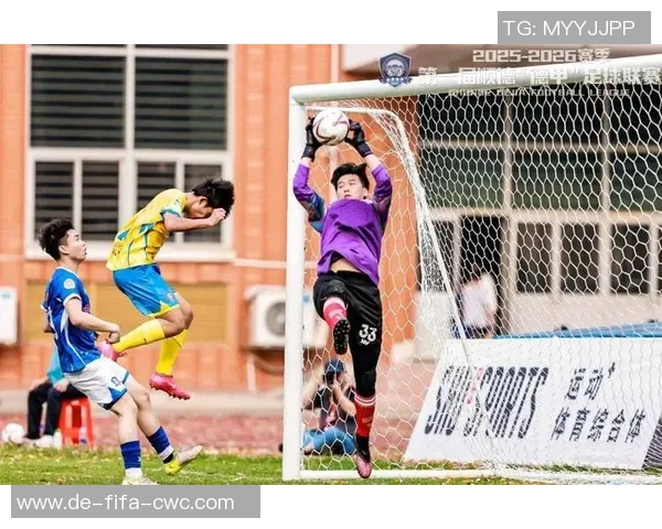 街头足球平地花式技巧大揭秘让你在球场上尽显风采与创意